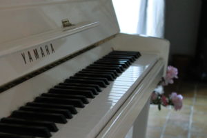 Piano blanc Yamaha accordé