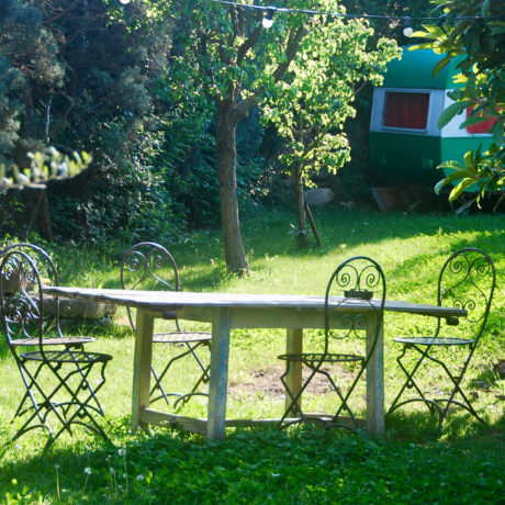 Table à disposition dans le jardin