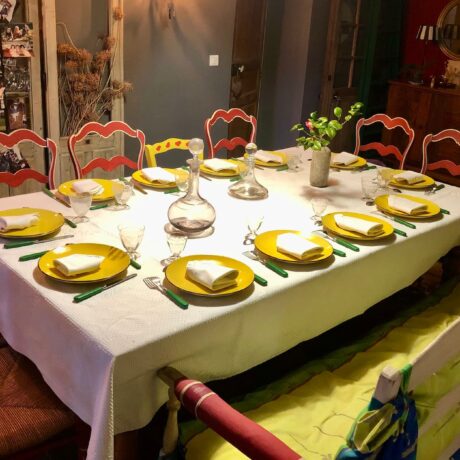 La table de billard transformée en table à manger. La table est dressée pour accueillir 12 convives.