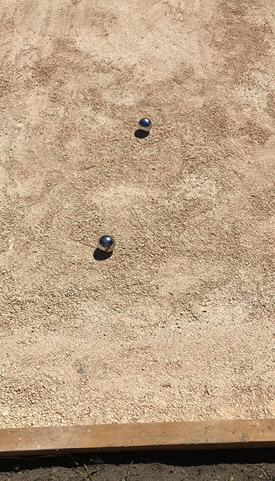 2 boules sur le terrain de pétanque des Volets Bleus